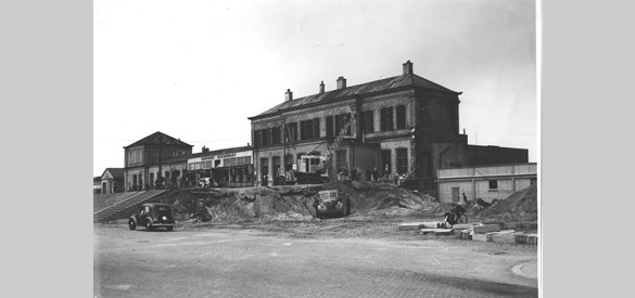 Begin jaren 1950 werd het oude station gesloopt en het nieuwe station gebouwd; rechts is de aansluiting van oud en nieuw zichtbaar